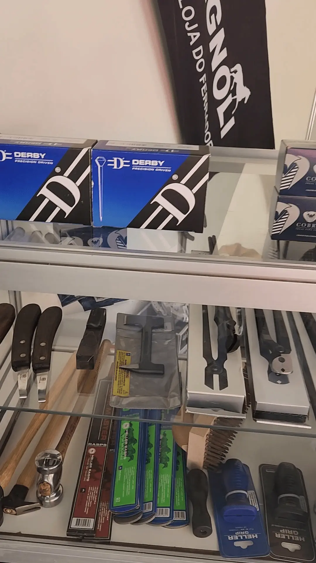Ferramentas e produtos Mustad disponíveis durante a exposição